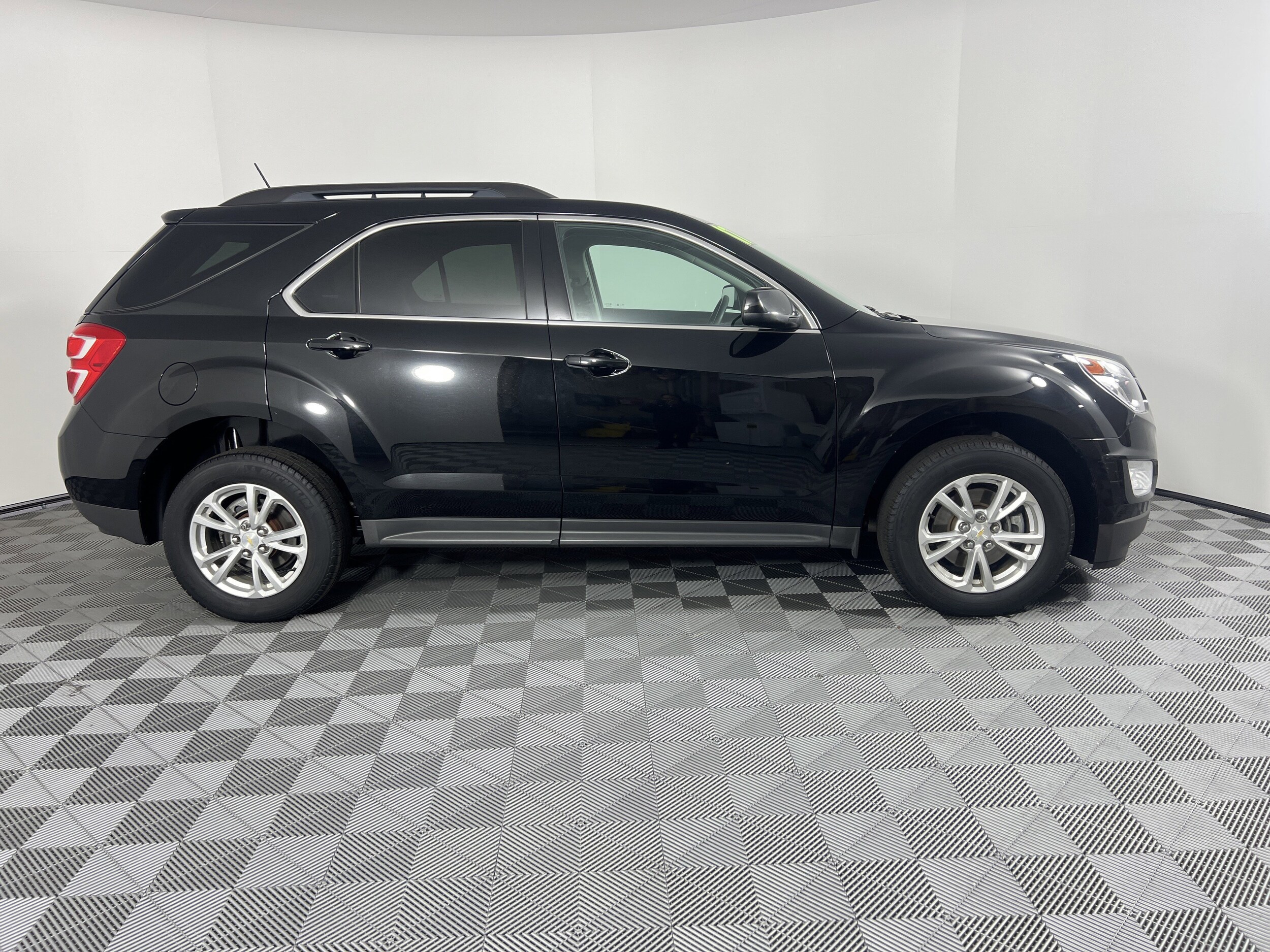 2017 Chevrolet Equinox LT photo 2