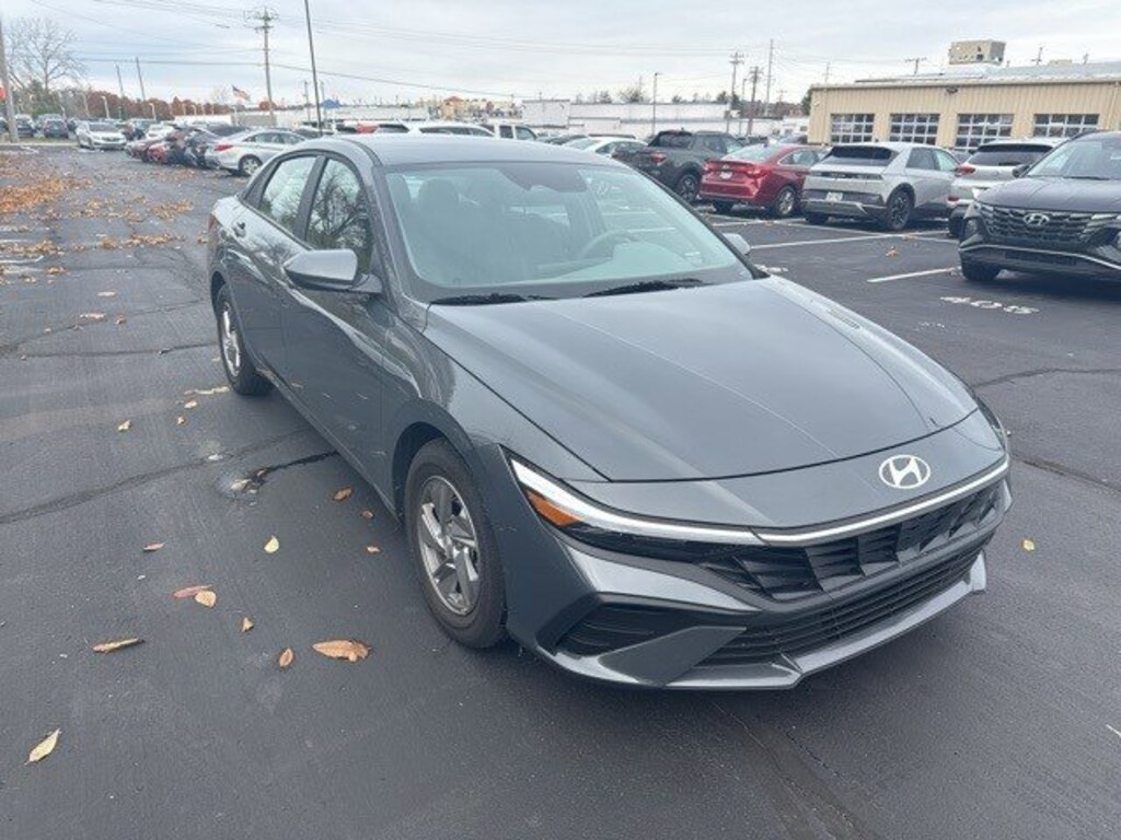 Used 2025 Hyundai Elantra SE Sedan