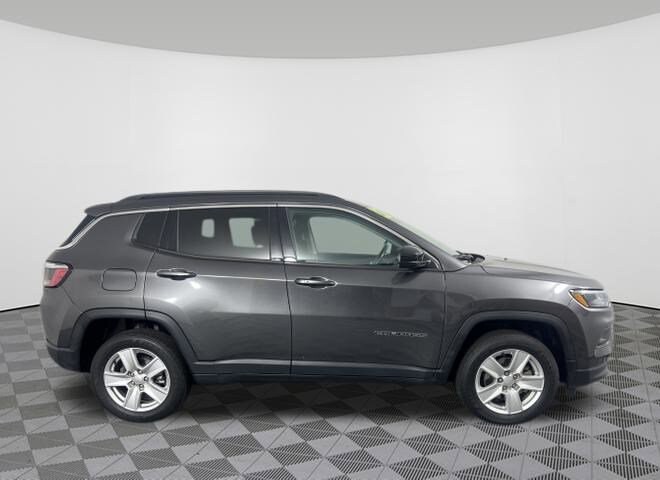 2022 Jeep Compass Latitude photo 3