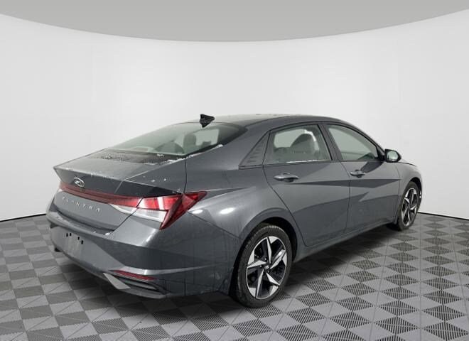 2023 Hyundai Elantra SEL photo 3