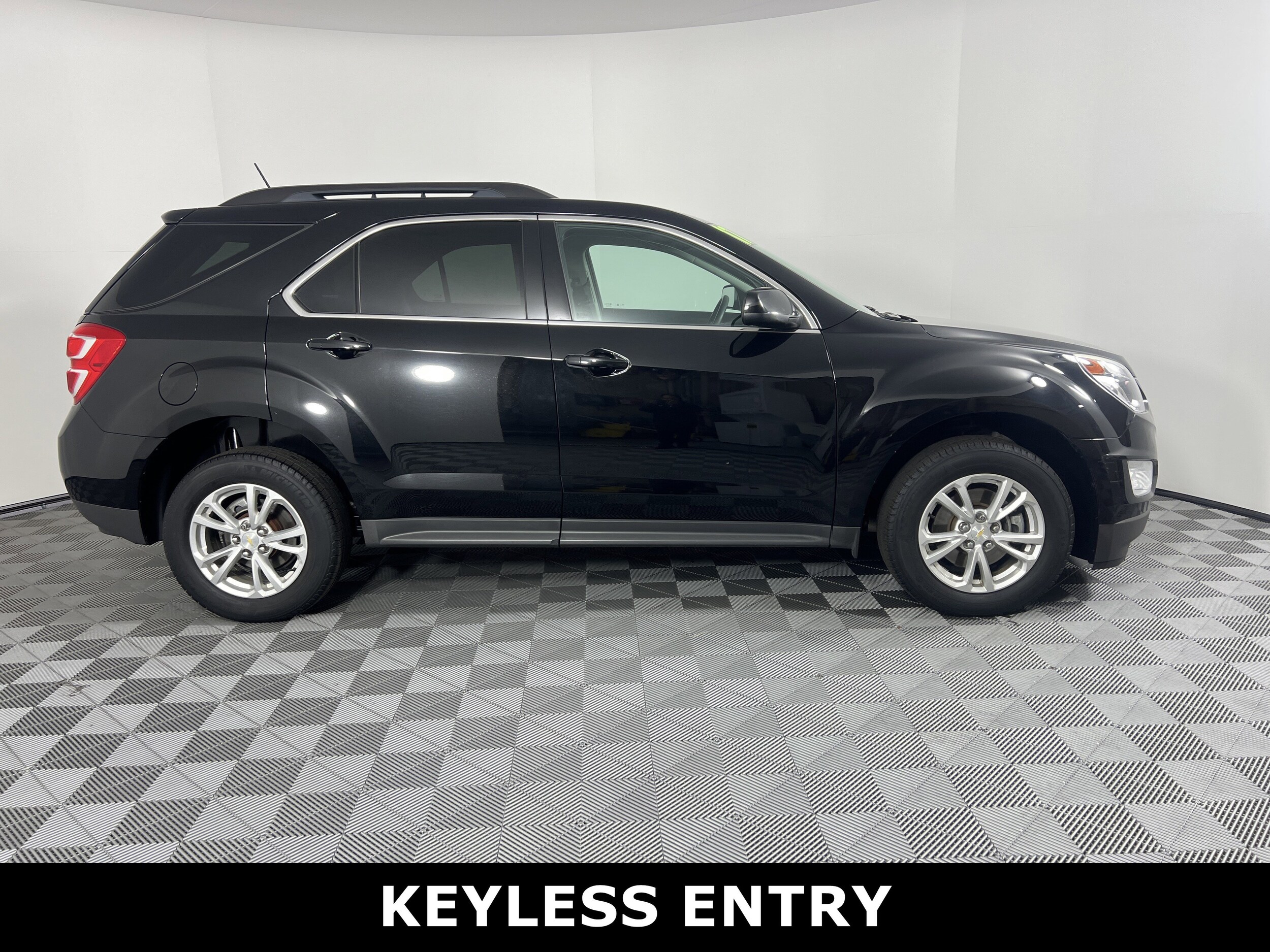 2017 Chevrolet Equinox LT photo 2