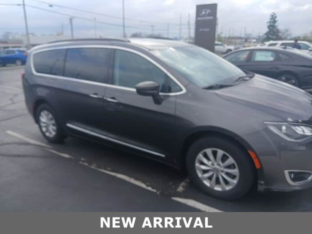 Used 2017 Chrysler Pacifica Touring-L Van