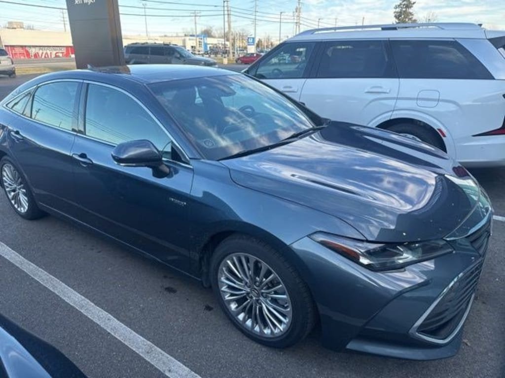 Used 2019 Toyota Avalon Hybrid Limited Sedan