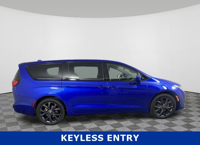 Used 2020 Chrysler Pacifica Touring with VIN 2C4RC1FG3LR126534 for sale in Fairfield, OH