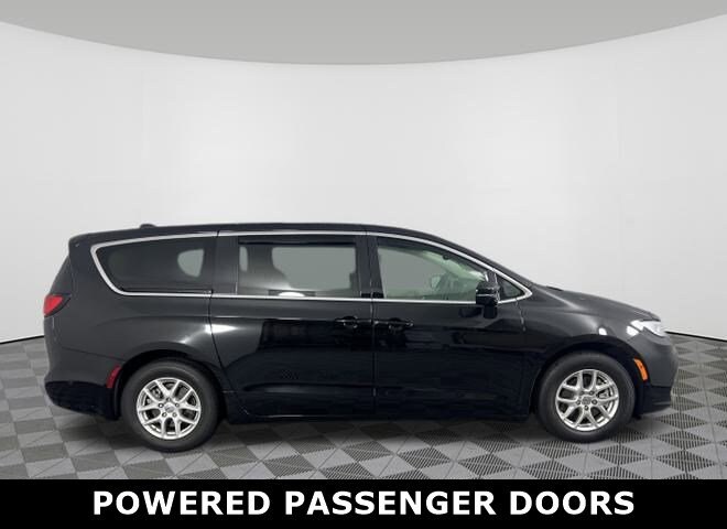 2024 Chrysler Pacifica Touring L photo 2