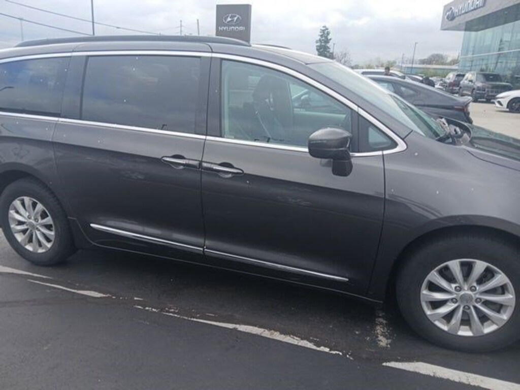 Used 2017 Chrysler Pacifica Touring-L Van