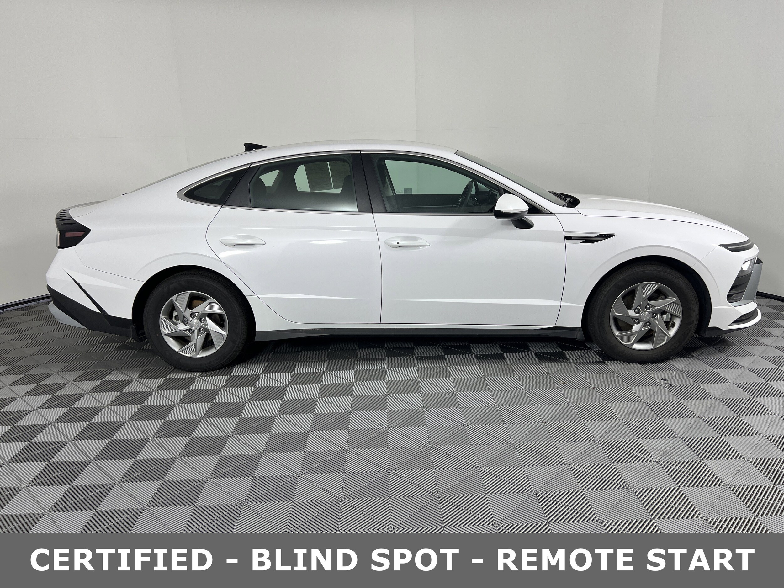 2025 Hyundai Sonata SE photo 2