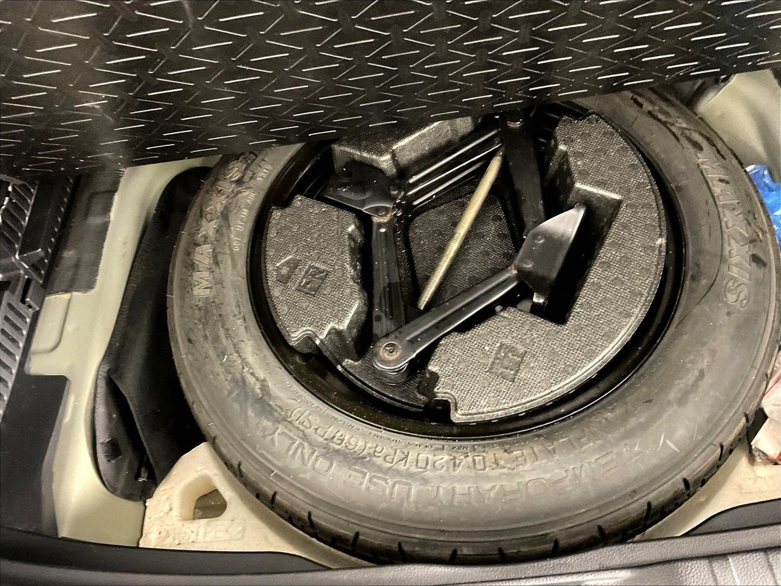 2019 Toyota RAV4 LE - Photo 30