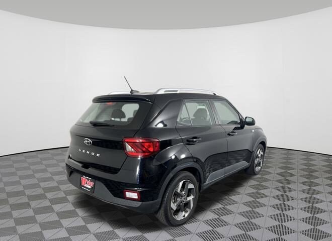 2023 Hyundai Venue SEL photo 2