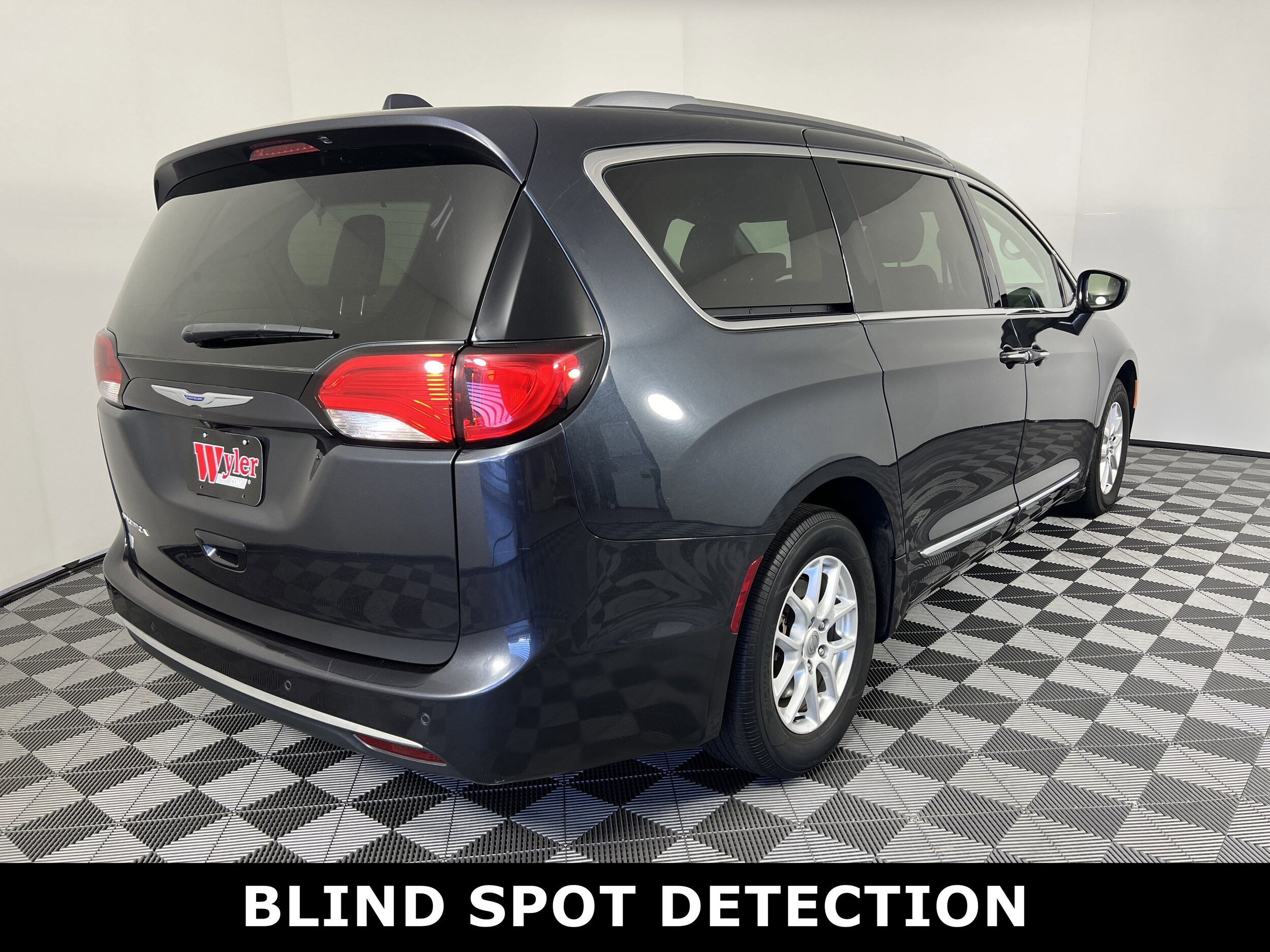 2020 Chrysler Pacifica Touring L photo 2