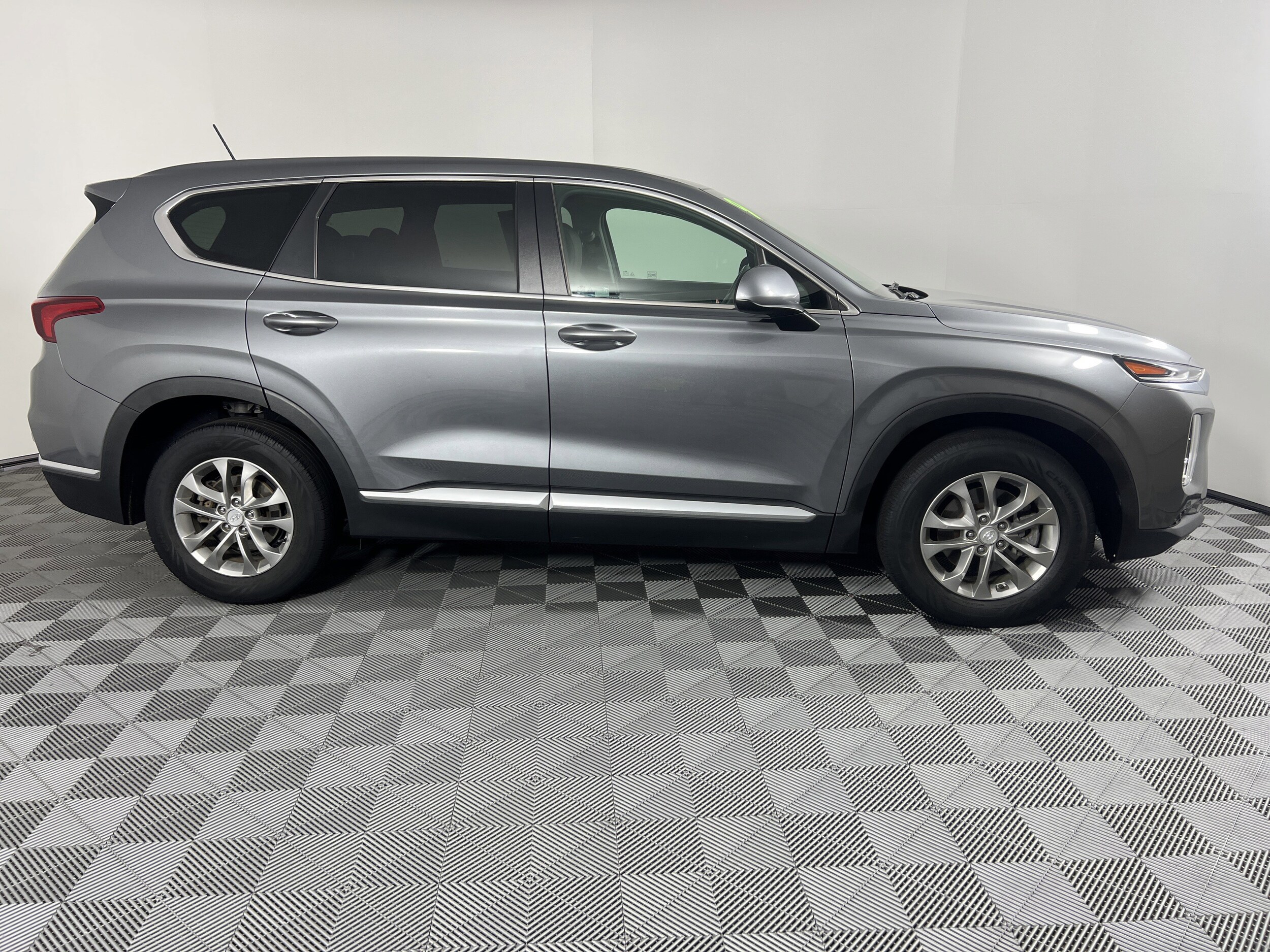 2019 Hyundai Santa Fe SE photo 3