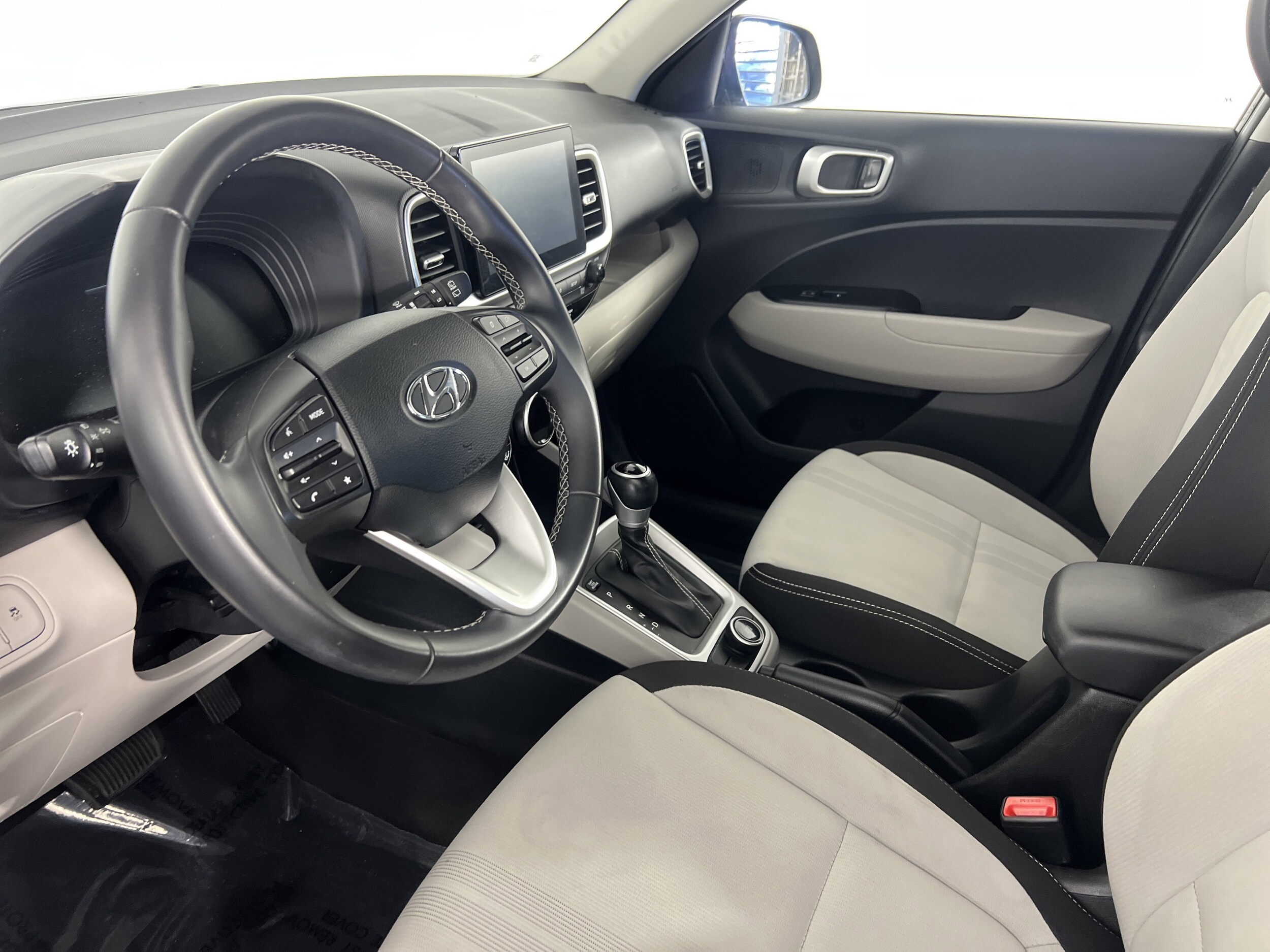 2023 Hyundai Venue SEL photo 3