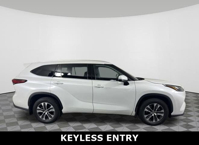 2024 Toyota RAV4 LE photo 2