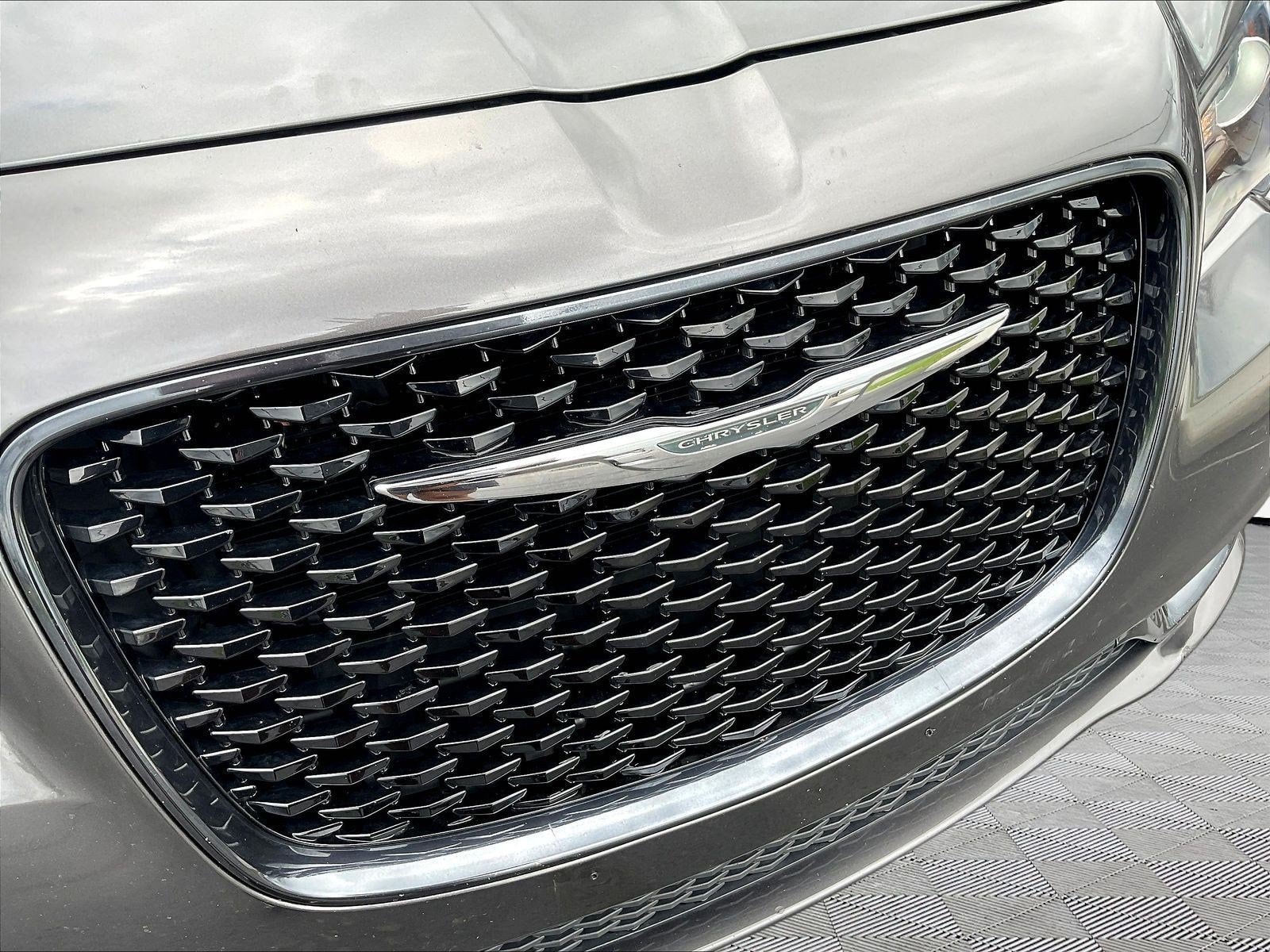 2018 Chrysler 300 S - Photo 34