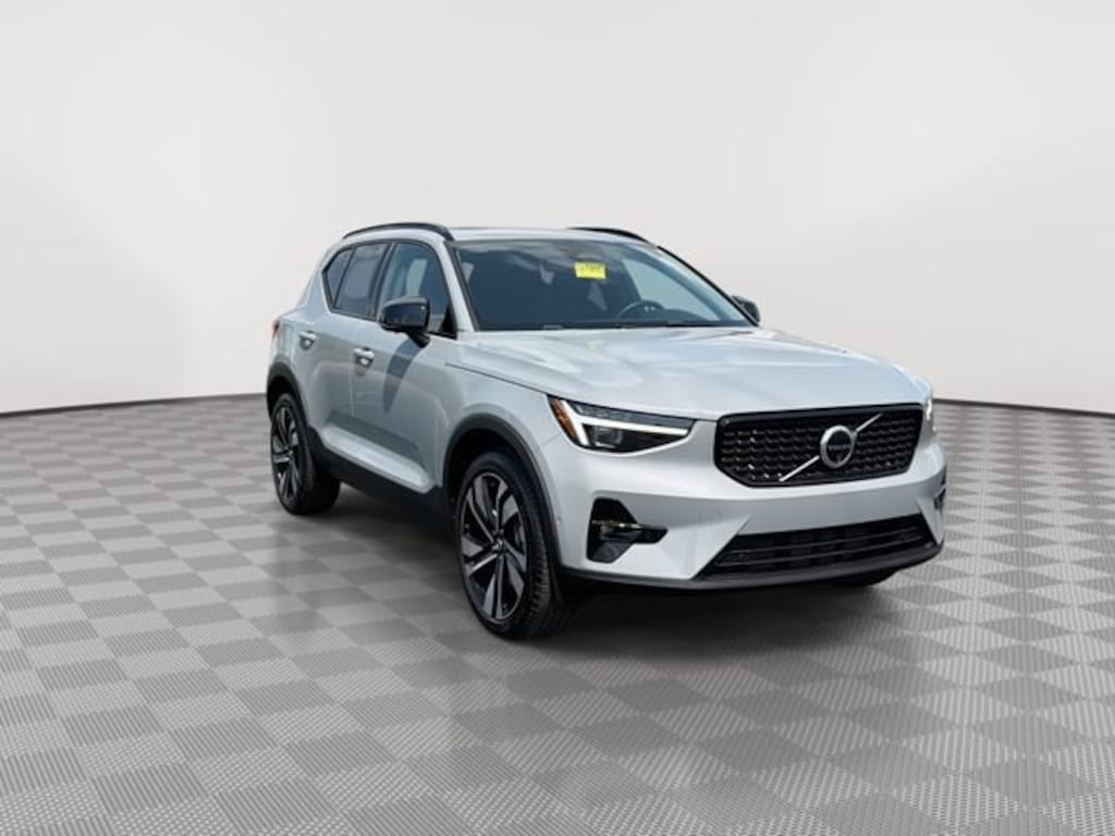 Used 2025 Volvo XC40 Ultra Dark Theme