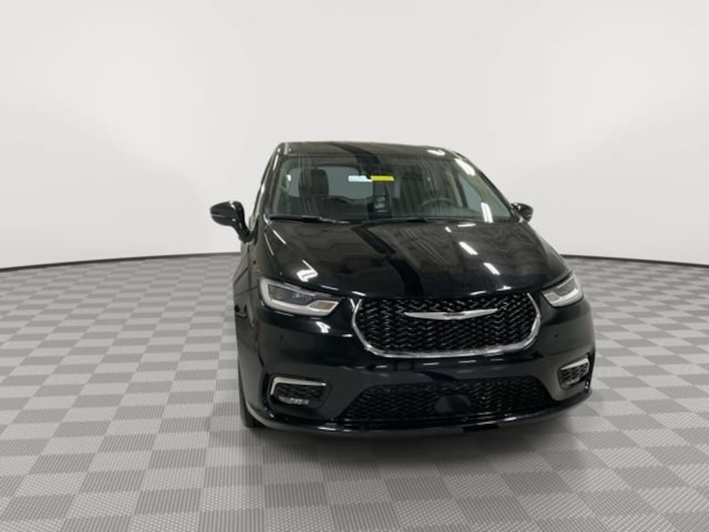 Used 2024 Chrysler Pacifica Touring L
