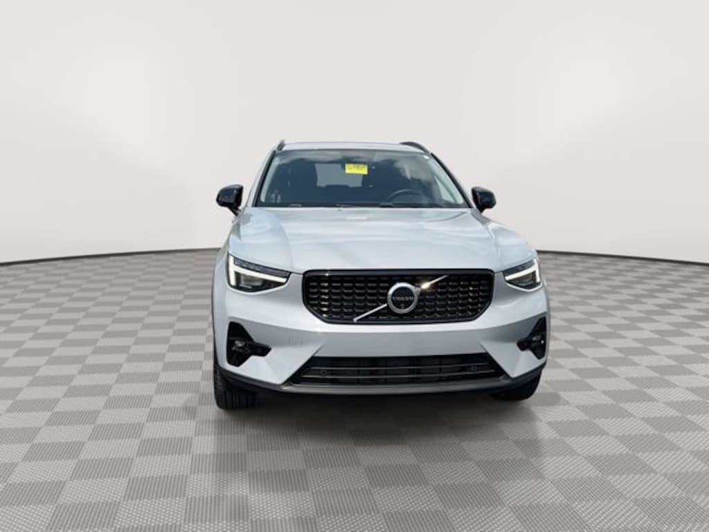 Used 2025 Volvo XC40 Ultra Dark Theme