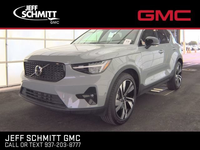 2025 Volvo XC40 B5 Ultra Dark AWD's photo