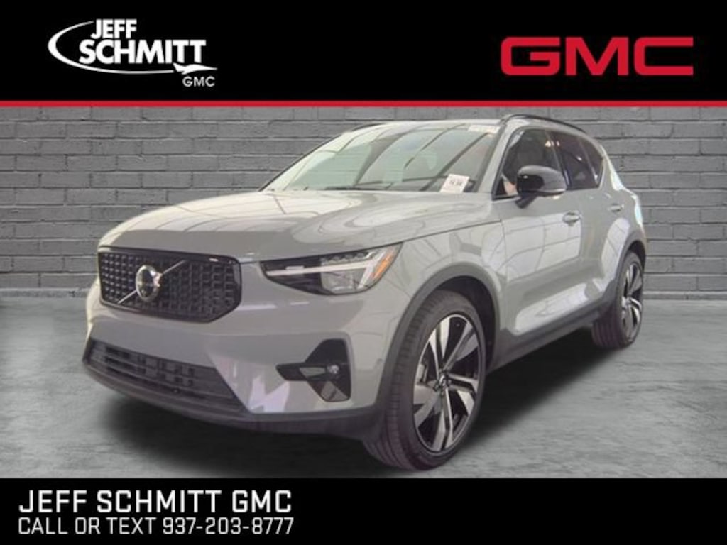 Used 2025 Volvo XC40 Ultra Dark Theme