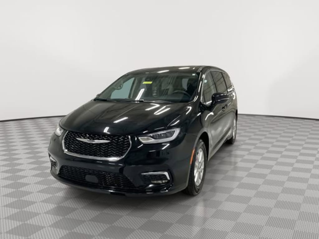 Used 2024 Chrysler Pacifica Touring L