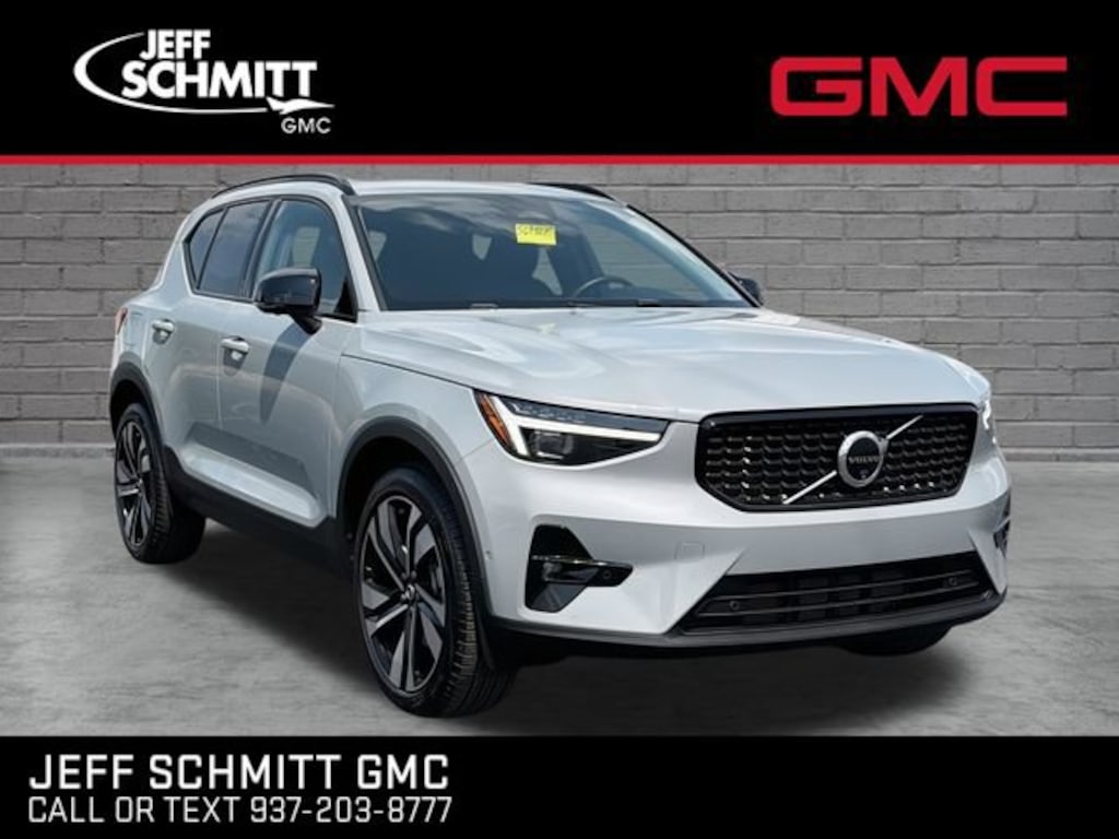 Used 2025 Volvo XC40 Ultra Dark Theme