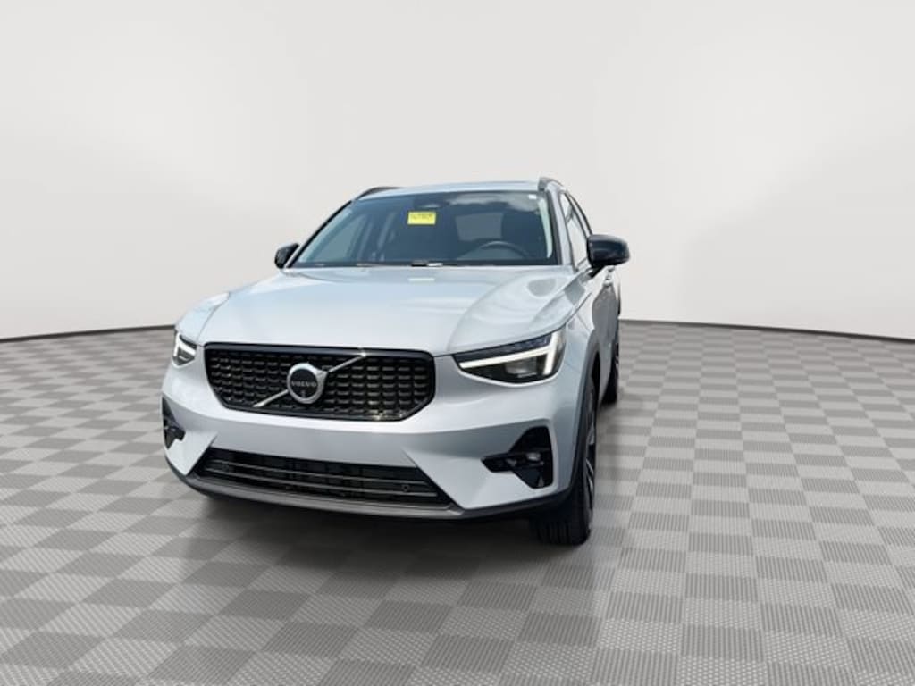 Used 2025 Volvo XC40 Ultra Dark Theme