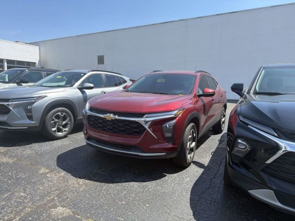 Used 2025 Chevrolet Trax LT SUV