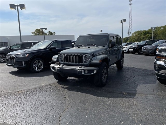 2024 Jeep Wrangler Sahara photo 3