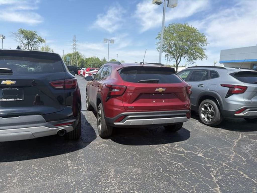 Used 2025 Chevrolet Trax LT SUV