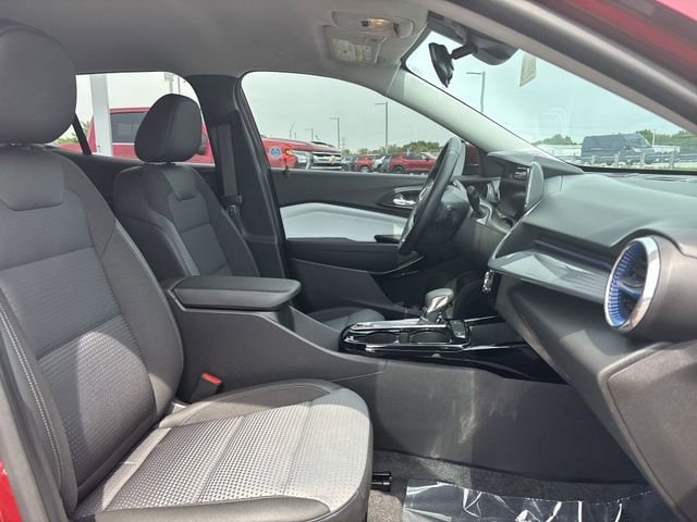 2025 Chevrolet Trax LT - Photo 18