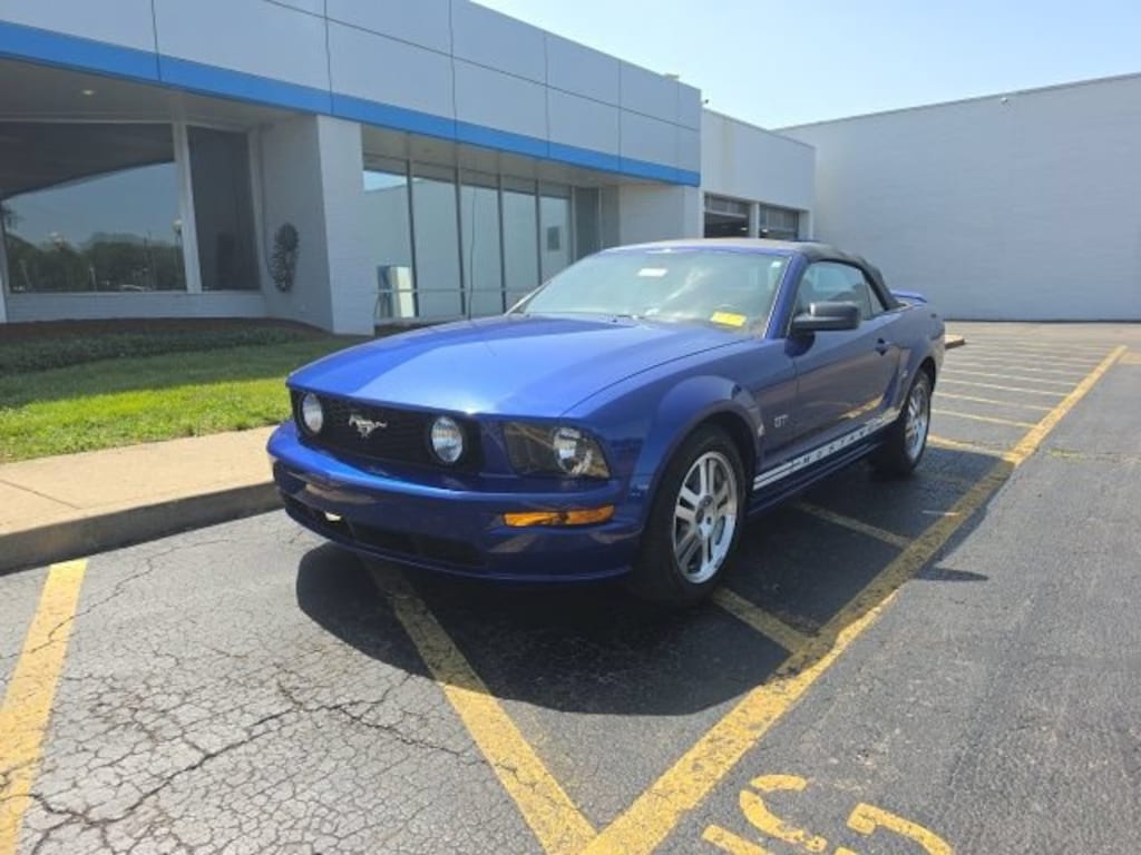 Used 2005 Ford Mustang GT Deluxe