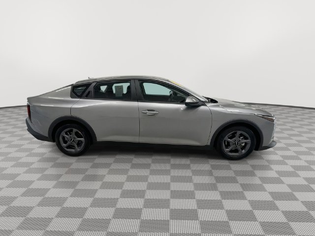 2025 Kia K4 LXS - Photo 13