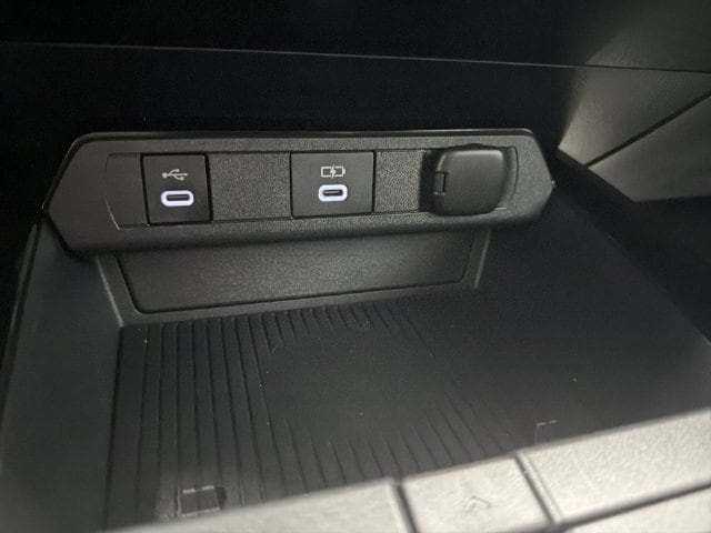 2025 Toyota Prius LE - Photo 23