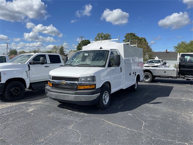 2025 Chevrolet Express 3500 Cutaway Van photo 2