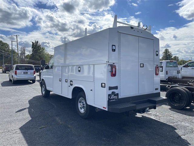 2025 Chevrolet Express 3500 Cutaway Van photo 2