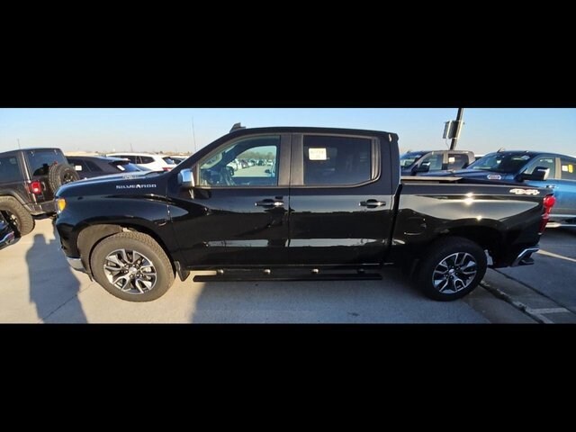 2025 Chevrolet Silverado 1500 LT photo 2