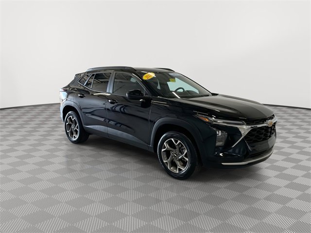 2024 Chevrolet Trax LT photo 2