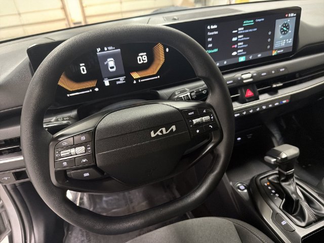 2025 Kia K4 LXS - Photo 17