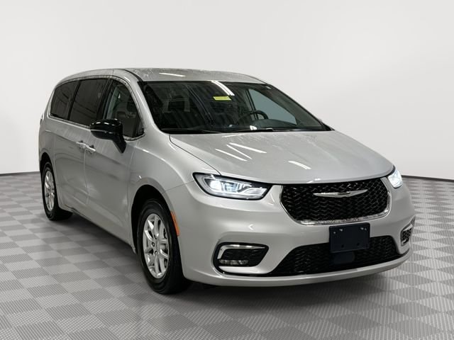 2024 Chrysler Pacifica Touring L's photo