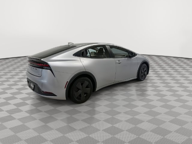 2025 Toyota Prius LE - Photo 11