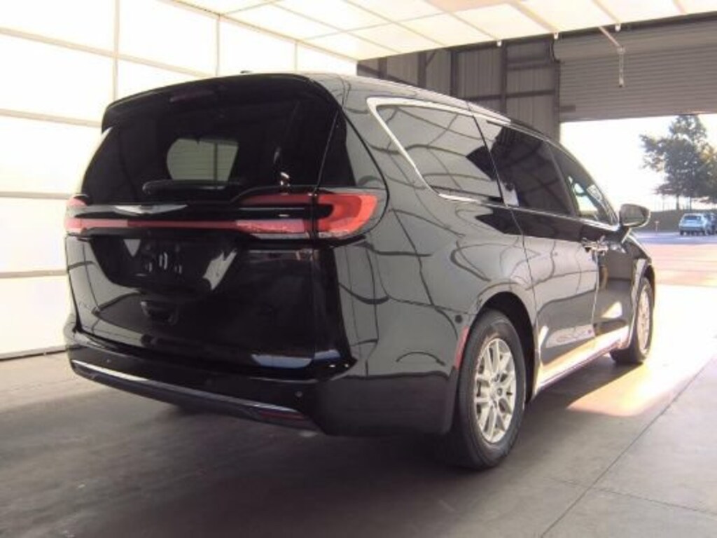 Used 2025 Chrysler Pacifica Select
