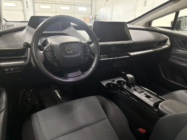 2025 Toyota Prius LE - Photo 16