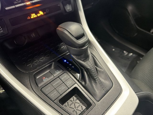 2025 Toyota RAV4 LE - Photo 26
