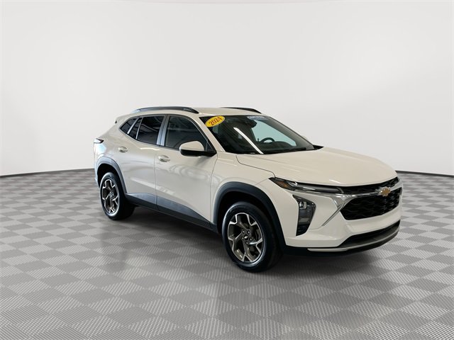2024 Chevrolet Trax LT photo 2