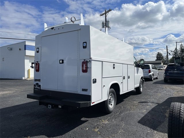2025 Chevrolet Express 3500 Cutaway Van photo 3