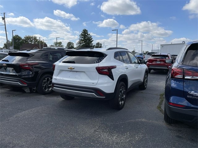 2024 Chevrolet Trax LT photo 2