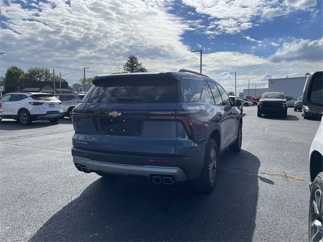 2025 Chevrolet Traverse photo 2