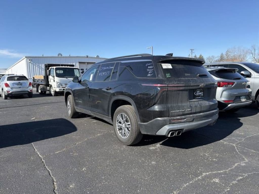 Used 2025 Chevrolet Traverse LT SUV
