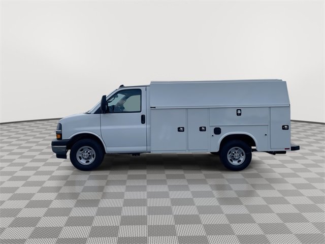 2025 Chevrolet Express Cutaway 3500 photo 2