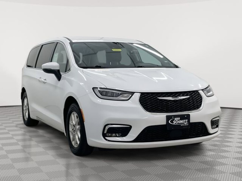 Used 2024 Chrysler Pacifica Touring L